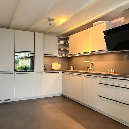 Menoria - Near The Lake, Restaurants & Keukenhof *